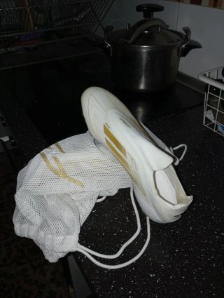 Bambas de fútbol blancas y doradas