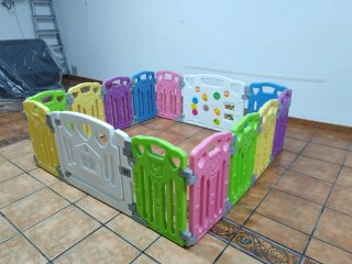 Corralito parque infantil con puerta y juegos