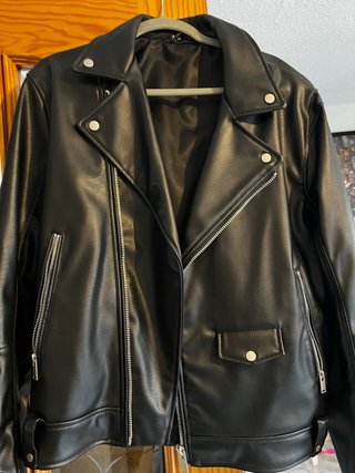 Casaca de tipo cuero Zara negra