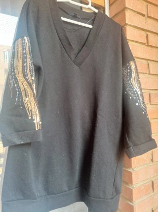 Sudadera Negra con Detalles en Mangas