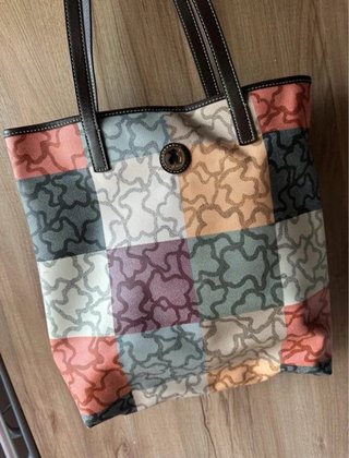Bolsos Tous Multicolor y crudo con tonos grises.