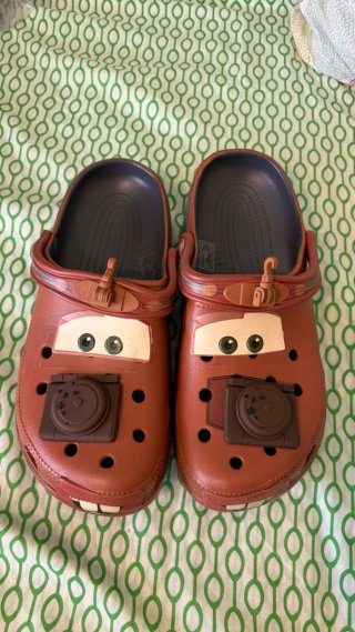 Crocs de Cars (Mate) con pines incluidos.