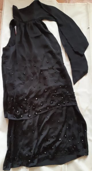 Vestido de fiesta negro con pedrería