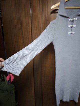 Vestido de punto gris con mangas