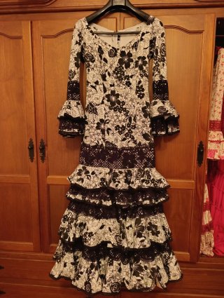 Vestido de flamenca estampado blanco y negro