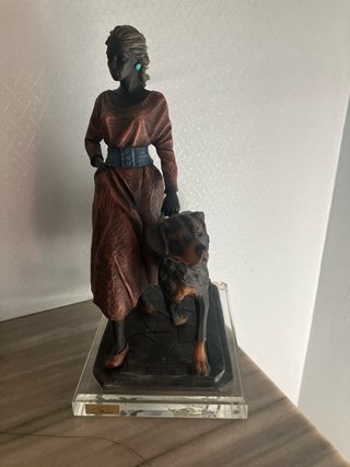 Figura Decorativa Artesanal Mujer con Perro
