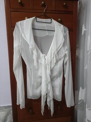 Blusa de gasa blanca con volantes
