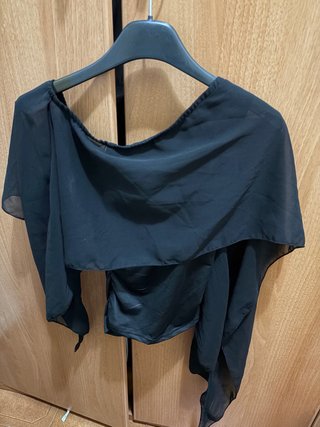 Blusa negra con diseño asimétrico