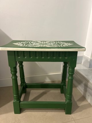 Mesa auxiliar de madera verde