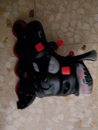 Patines en línea negros y rojos