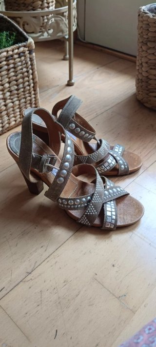 Sandalias italianas grises con tachuelas
