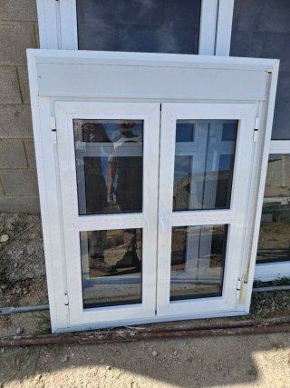 2 Ventanas de Aluminio Abatible con Persianas