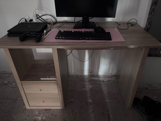 Escritorio de madera con cajones