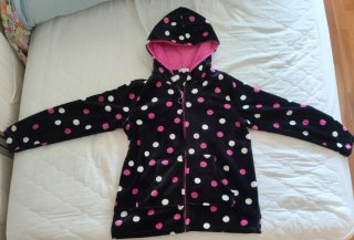 Chaqueta Polar con capucha. Estampado de Topos