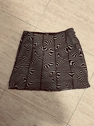 Falda corta con estampado de ondas