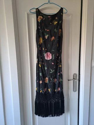 Vestido de fiesta negro con flecos y flores