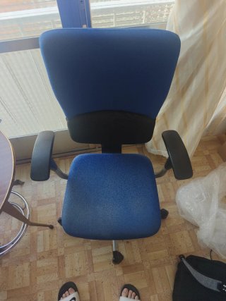 Silla de oficina azul y negra