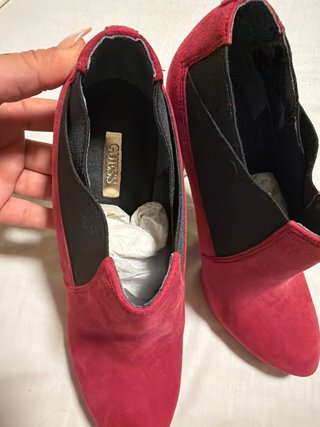 Botines de tacón Guess rojos ante y elastico