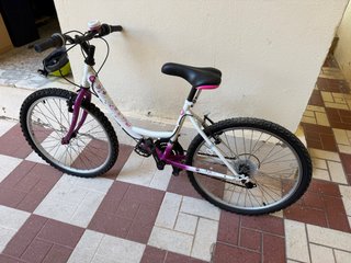Bicicleta de niña blanca y morada
