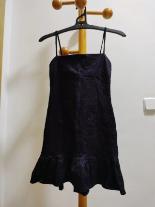 Vestido corto brillante con tirantes