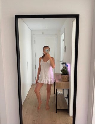 Vestido mini de lino blanco, tirantes finos, bajo