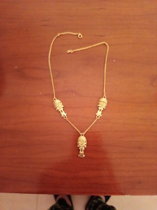 Cadena con colgantes bañada en oro