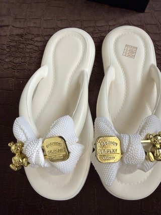 Chanclas Blancas con Lazo y accesorios dorados