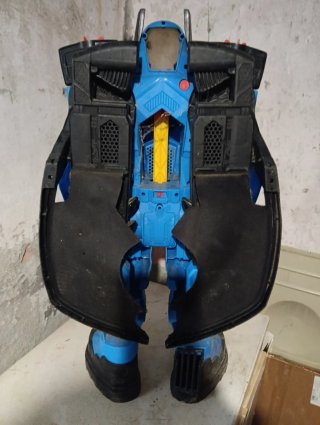 Figura de acción robot azul y negro