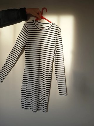 Vestido de rayas blancas y negras