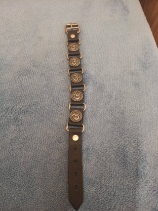 Pulsera de cuero con símbolos