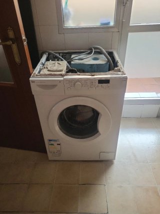 Lavadora Teka Blanca no funciona para piezas.