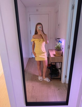 Vestido mini amarillo pálido con lazo H&M S