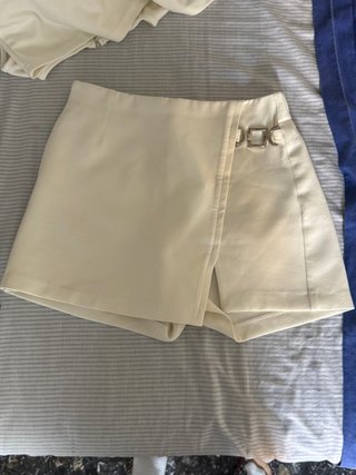 Falda pantalón blanca con detalle metálico