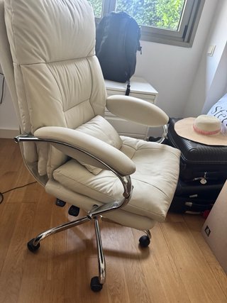 Silla de escritorio con diseño ergonomico beige