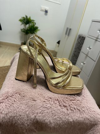 Sandalias de tacón doradas