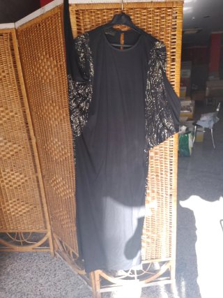Traje de fiesta negro con detalles brillantes