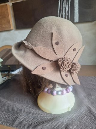 Gorro de Fieltro Beige con Detalle Floral