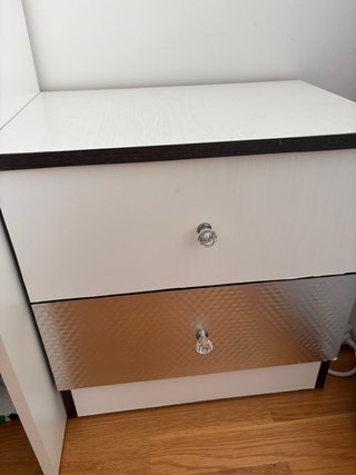 Mesita de noche blanca