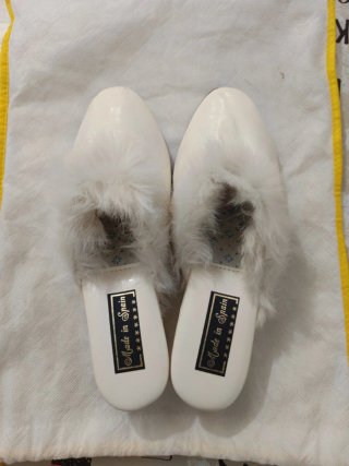 Zapatillas de casa blancas con pelo de piel