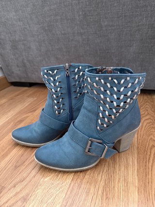 Botines Azules con Detalle Trenzado