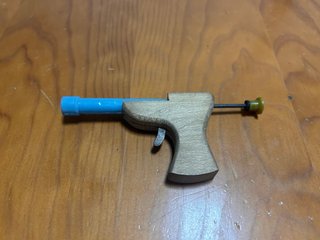 Pistola de juguete antigua de madera
