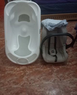 Sillita de coche y bañera para bebé