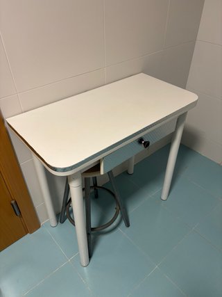 Mesa de cocina con taburete