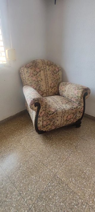 Sillón antiguo con tapizado floral