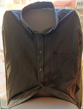 Camisa de cuadros blancos y negros