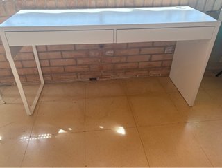 Mesa de escritorio blanca