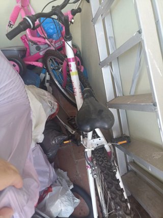 Bicicleta de niña blanca y rosa