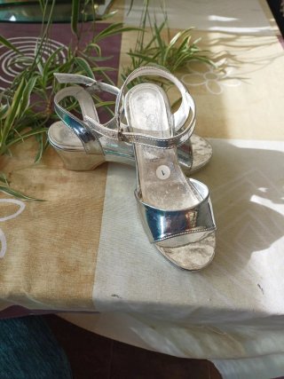 Sandalias de niña plateadas
