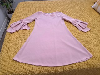 Vestido Rosa con Mangas Volantes