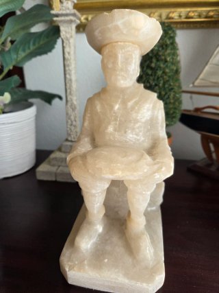 Figura de Hombre Sentado en Piedra